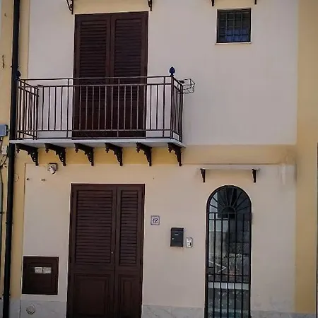 Lo Specchio Sul Mare *