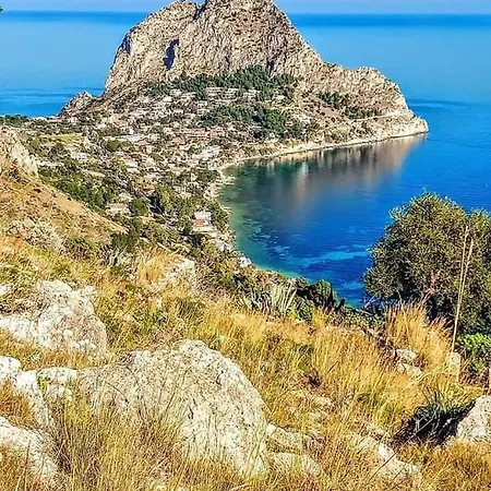 Lo Specchio Sul Mare *