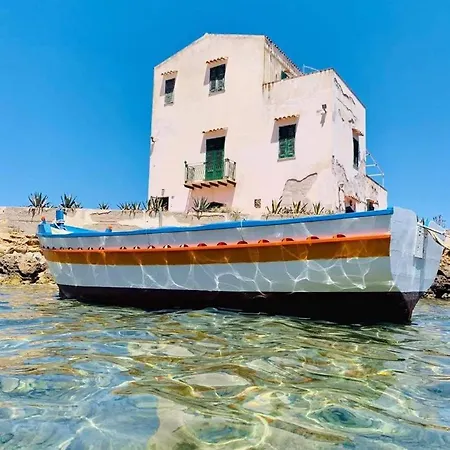 Lo Specchio Sul Mare